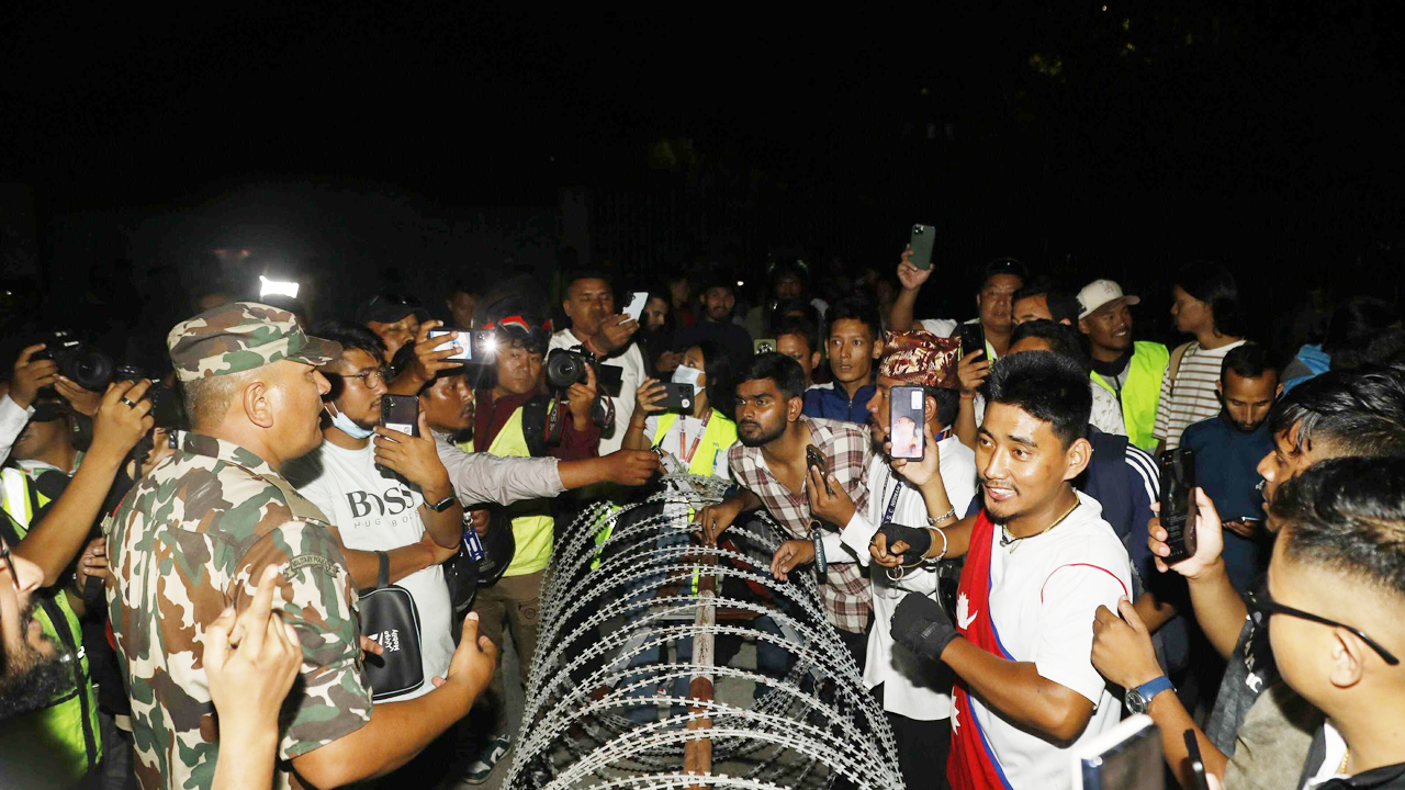 নেপালে সেনাপ্রধানের বৈঠক থেকে বিক্ষোভকারীদের ওয়াকআউট